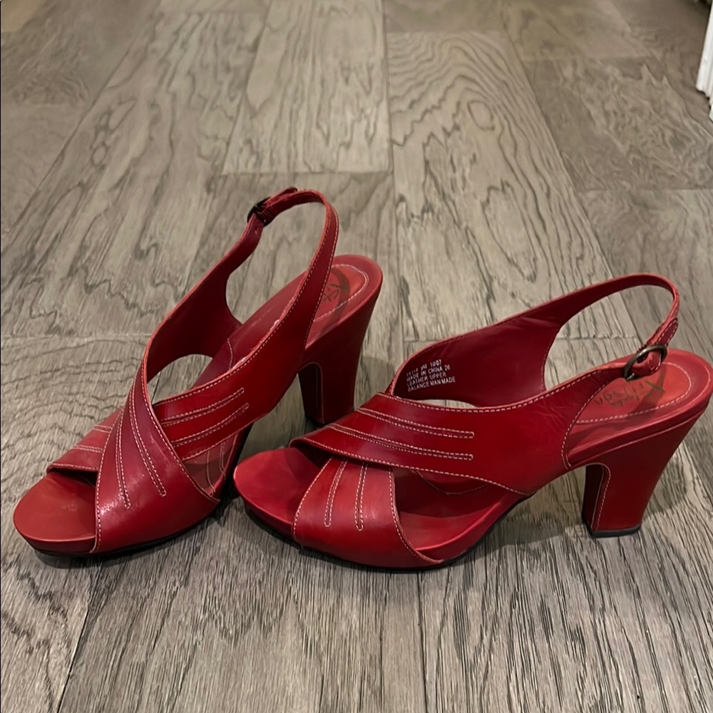 Clarks Stylish Sexy Open Toe Red Heels with Crisscross Straps Sz 9M